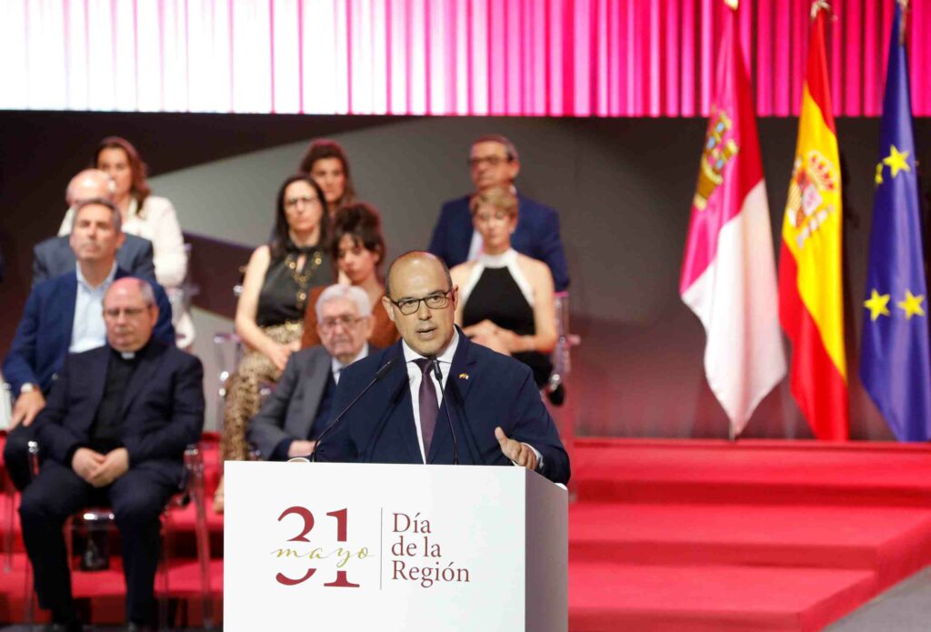 Bellido destaca “la identidad positiva y abierta” de Castilla-La Mancha frente a las “identidades rígidas y excluyentes” 1 bellidodiaregion 2