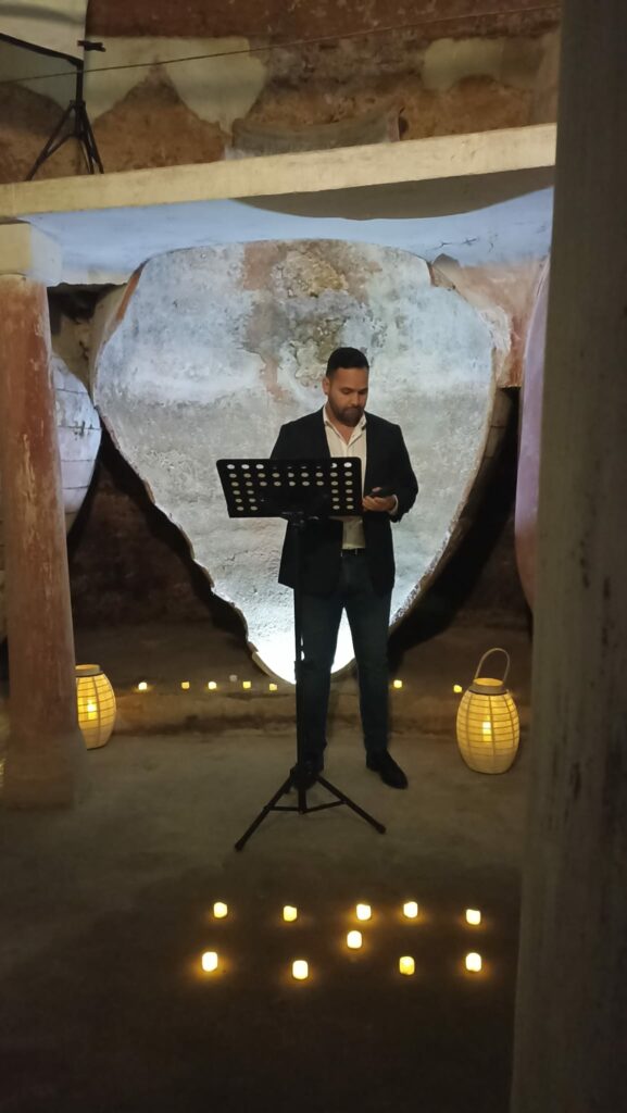 "Bajo la Luz de la Lumbrera · CANTO” llena Cueva Orígenes en una noche única de música, historia y patrimonio 1 canto lumbrera tomelloso 01