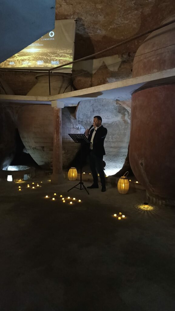 "Bajo la Luz de la Lumbrera · CANTO” llena Cueva Orígenes en una noche única de música, historia y patrimonio 4 canto lumbrera tomelloso 05