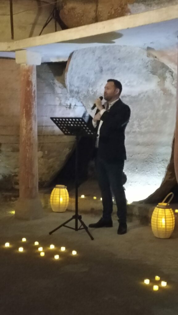 "Bajo la Luz de la Lumbrera · CANTO” llena Cueva Orígenes en una noche única de música, historia y patrimonio 5 canto lumbrera tomelloso 06