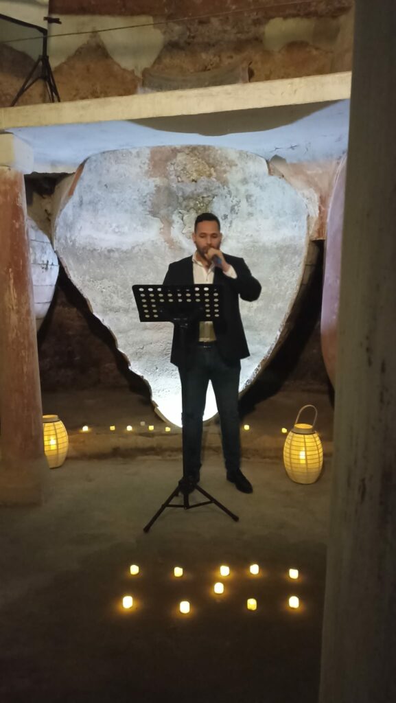 "Bajo la Luz de la Lumbrera · CANTO” llena Cueva Orígenes en una noche única de música, historia y patrimonio 7 canto lumbrera tomelloso 08