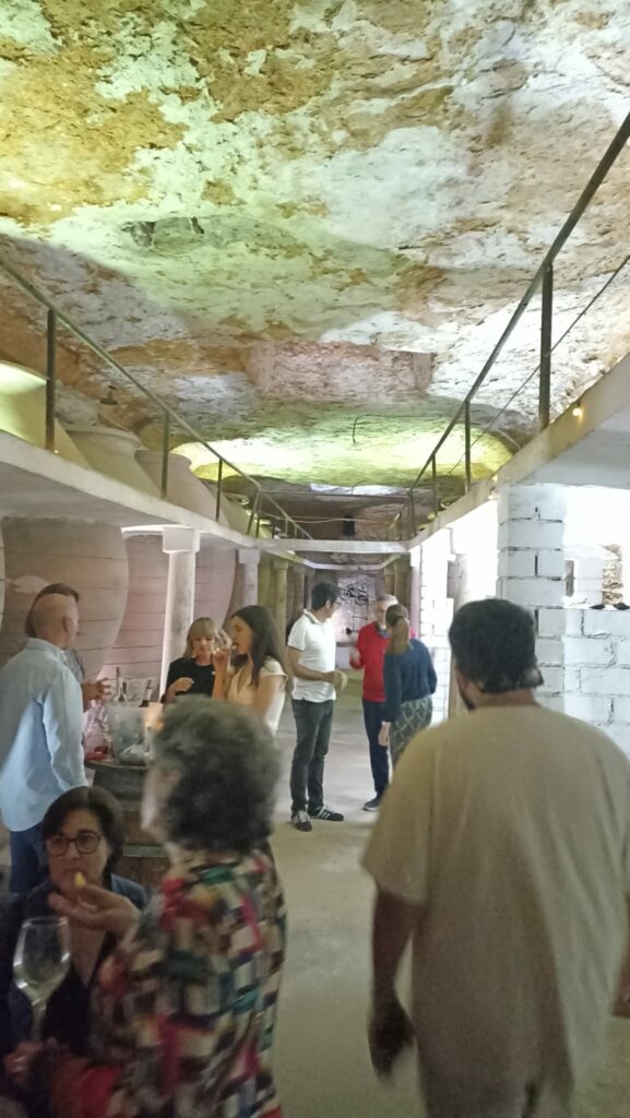 "Bajo la Luz de la Lumbrera · CANTO” llena Cueva Orígenes en una noche única de música, historia y patrimonio 8 canto lumbrera tomelloso 09