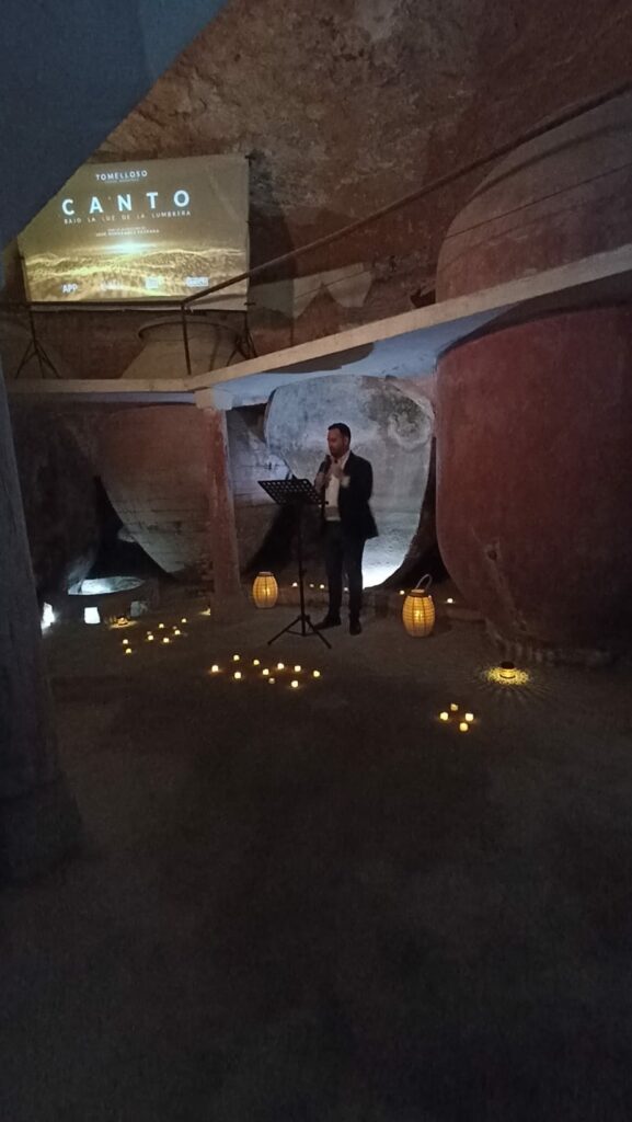"Bajo la Luz de la Lumbrera · CANTO” llena Cueva Orígenes en una noche única de música, historia y patrimonio 9 canto lumbrera tomelloso 10