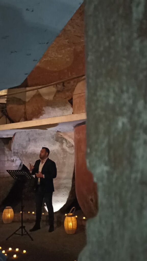 "Bajo la Luz de la Lumbrera · CANTO” llena Cueva Orígenes en una noche única de música, historia y patrimonio 10 canto lumbrera tomelloso 11