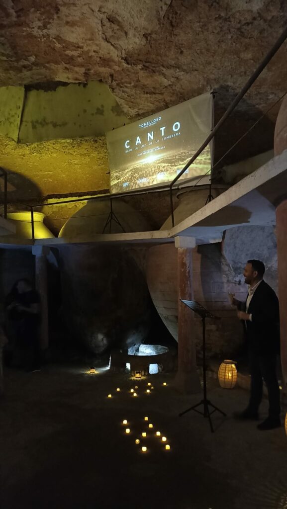 "Bajo la Luz de la Lumbrera · CANTO” llena Cueva Orígenes en una noche única de música, historia y patrimonio 12 canto lumbrera tomelloso 14