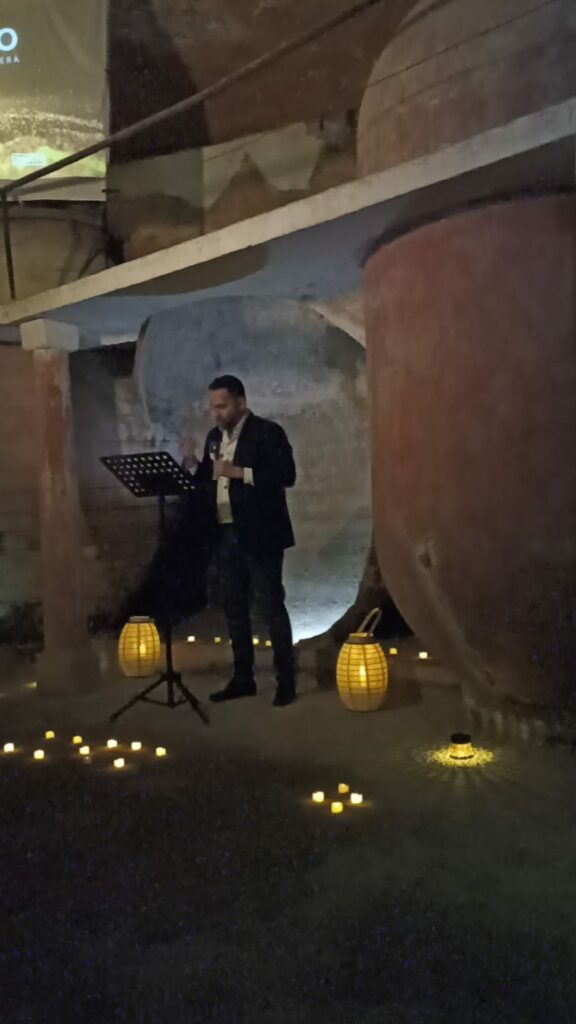"Bajo la Luz de la Lumbrera · CANTO” llena Cueva Orígenes en una noche única de música, historia y patrimonio 13 canto lumbrera tomelloso 15
