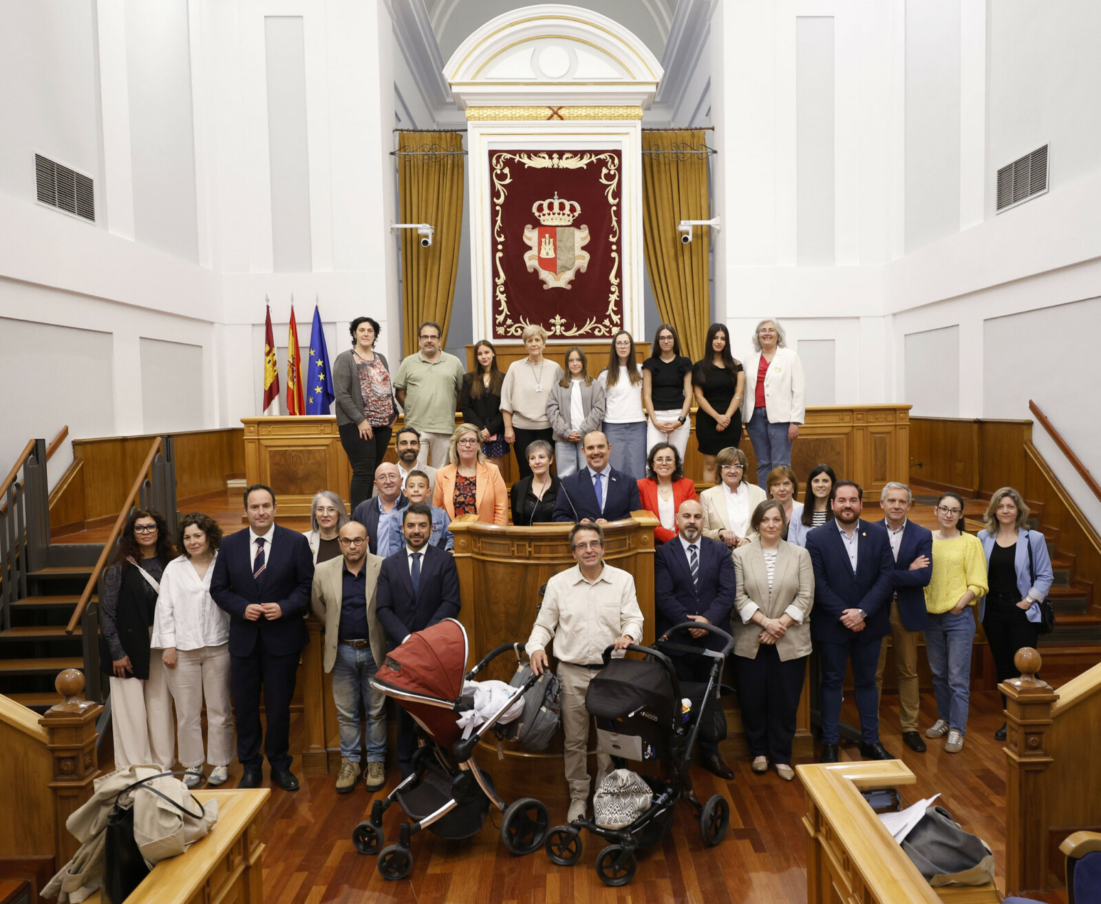 Castilla-La Mancha reconoce a las 443 familias acogedoras que ofrecen un hogar a casi 600 niños, niñas y adolescentes en la región 1 Castilla-La Mancha reconoce a las 443 familias acogedoras que ofrecen un hogar a casi 600 niños, niñas y adolescentes en la región