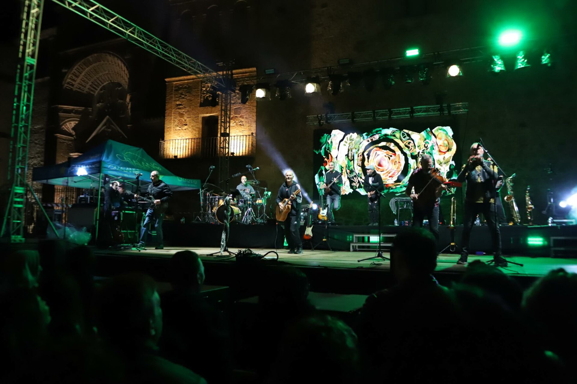 Celtas Cortos llenan otra vez la plaza de la Constitución con un gratificante repaso a sus cuatro décadas de trayectoria