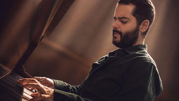 El puertollanense César Muela se estrena al piano con una emotiva balada sobre la pérdida