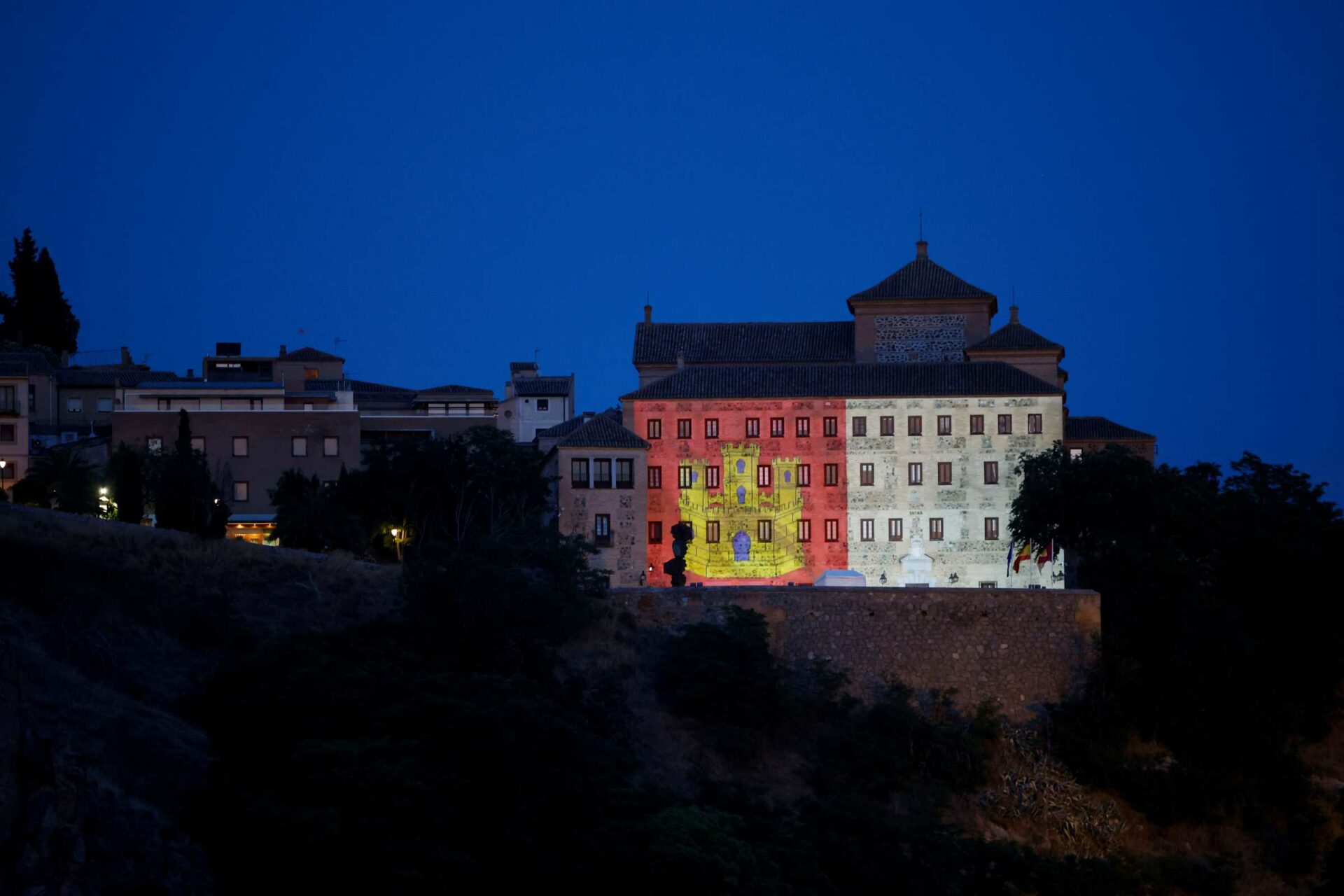 Las Cortes de CLM iluminan su fachada con motivo del Día de la Región