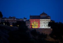 Las Cortes de CLM iluminan su fachada con motivo del Día de la Región Las Cortes de CLM iluminan su fachada con motivo del Día de la Región