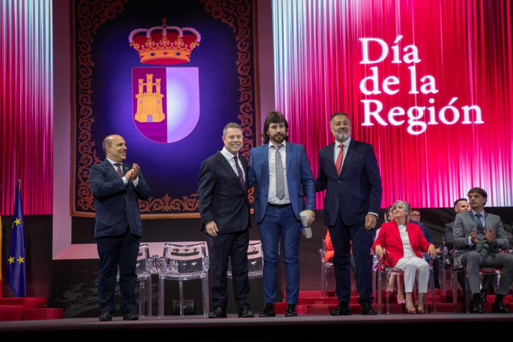 Emiliano García-Page reivindica el papel que las instituciones nacidas del consenso de la Transición tienen en nuestra democracia 131 dia de clm 31 05 2026 011