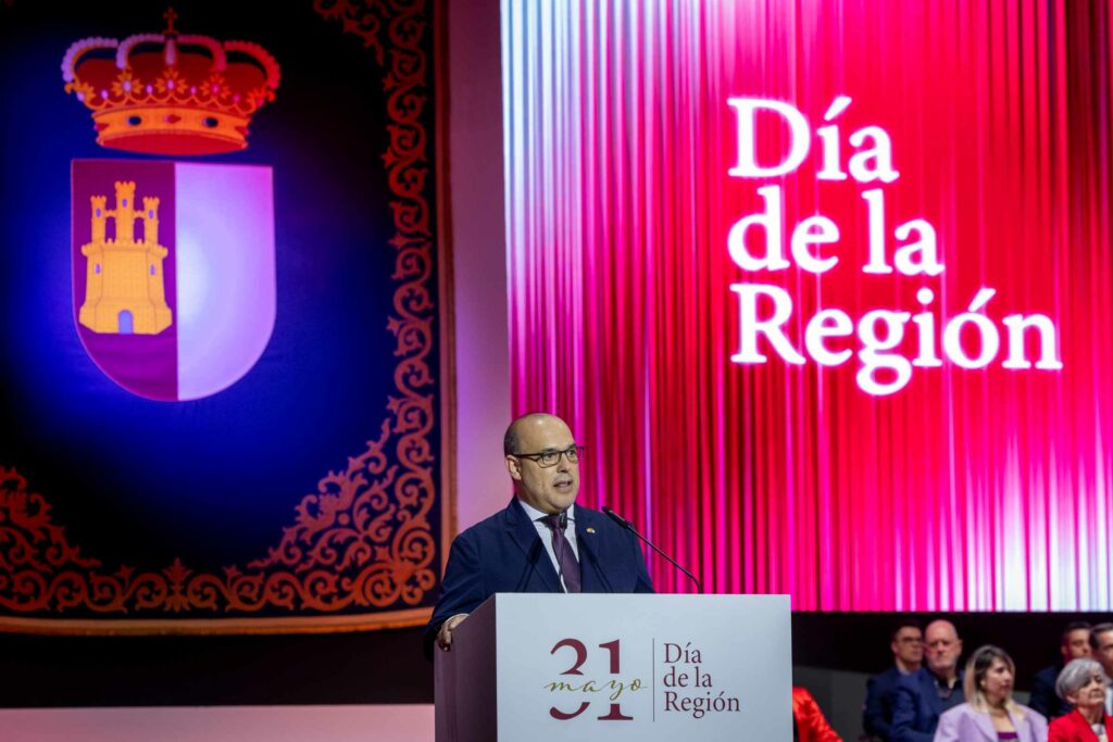Emiliano García-Page reivindica el papel que las instituciones nacidas del consenso de la Transición tienen en nuestra democracia 109 dia de clm 31 05 2026 033