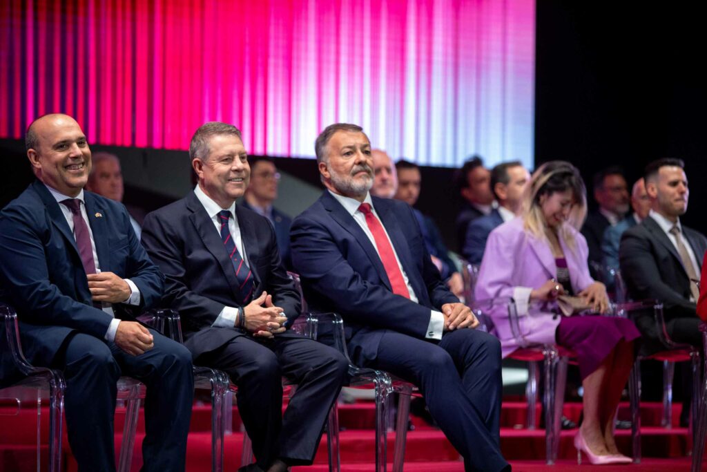 Emiliano García-Page reivindica el papel que las instituciones nacidas del consenso de la Transición tienen en nuestra democracia 98 dia de clm 31 05 2026 044