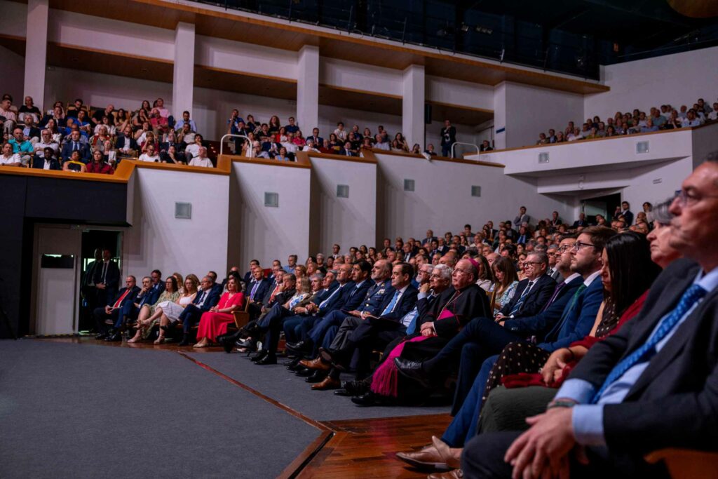 Emiliano García-Page reivindica el papel que las instituciones nacidas del consenso de la Transición tienen en nuestra democracia 96 dia de clm 31 05 2026 046