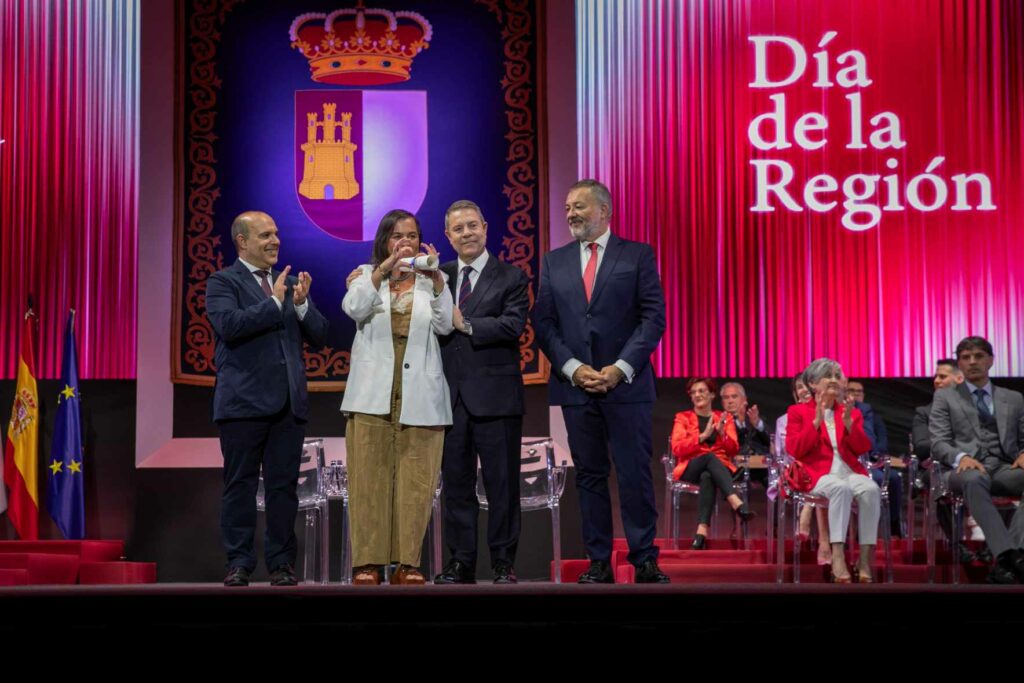Emiliano García-Page reivindica el papel que las instituciones nacidas del consenso de la Transición tienen en nuestra democracia 89 dia de clm 31 05 2026 053