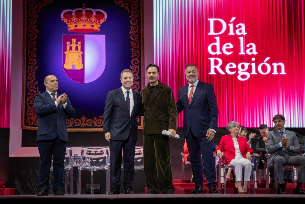 Emiliano García-Page reivindica el papel que las instituciones nacidas del consenso de la Transición tienen en nuestra democracia 87 dia de clm 31 05 2026 055