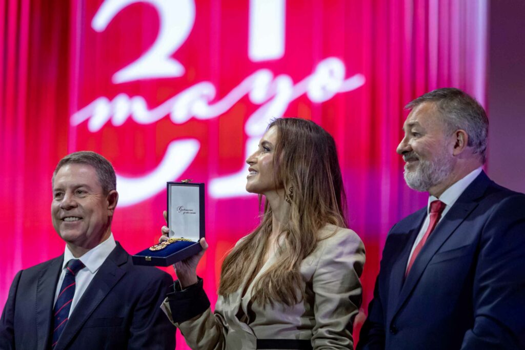 Emiliano García-Page reivindica el papel que las instituciones nacidas del consenso de la Transición tienen en nuestra democracia 84 dia de clm 31 05 2026 058
