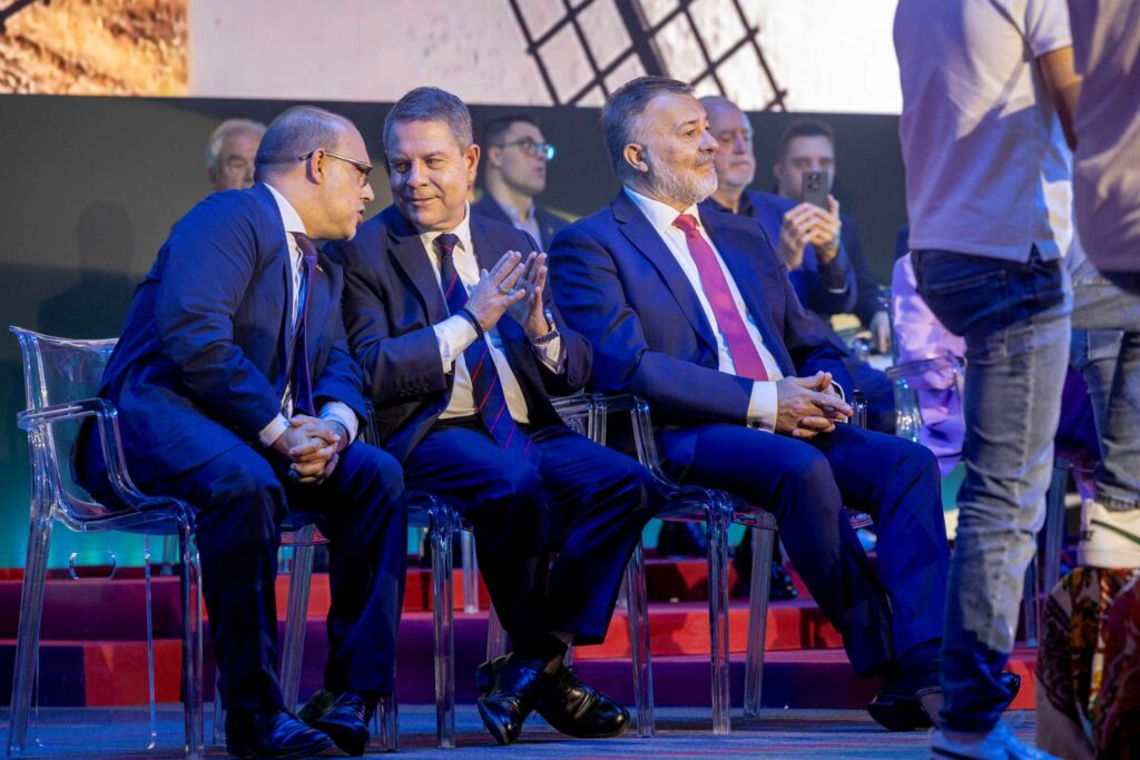 Emiliano García-Page reivindica el papel que las instituciones nacidas del consenso de la Transición tienen en nuestra democracia 79 dia de clm 31 05 2026 063