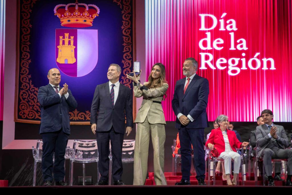 Emiliano García-Page reivindica el papel que las instituciones nacidas del consenso de la Transición tienen en nuestra democracia 70 dia de clm 31 05 2026 072