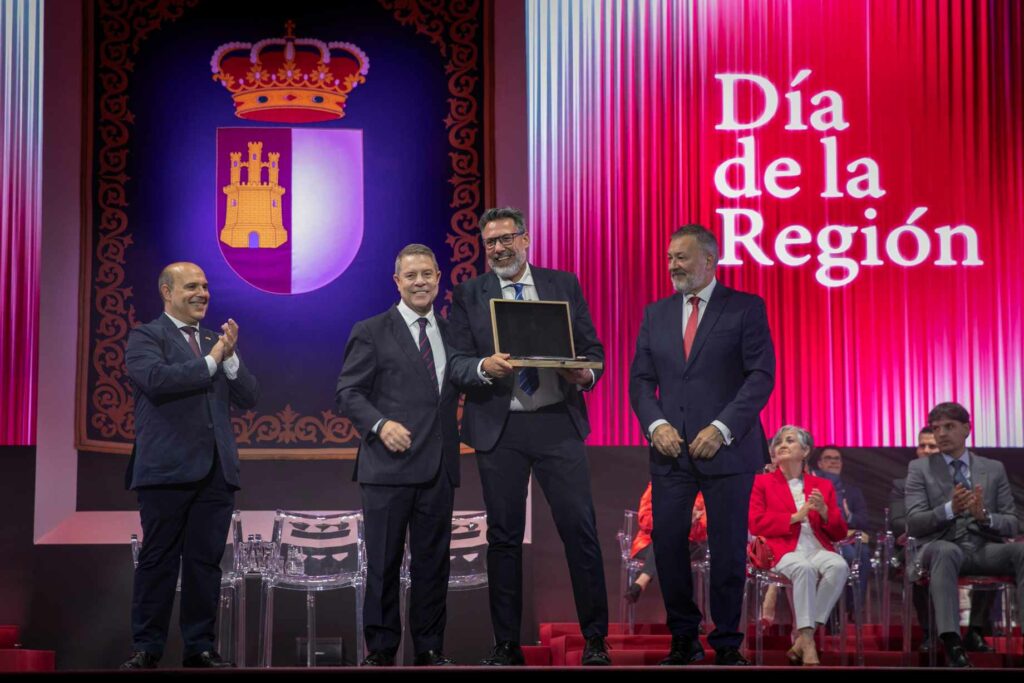 Emiliano García-Page reivindica el papel que las instituciones nacidas del consenso de la Transición tienen en nuestra democracia 67 dia de clm 31 05 2026 075