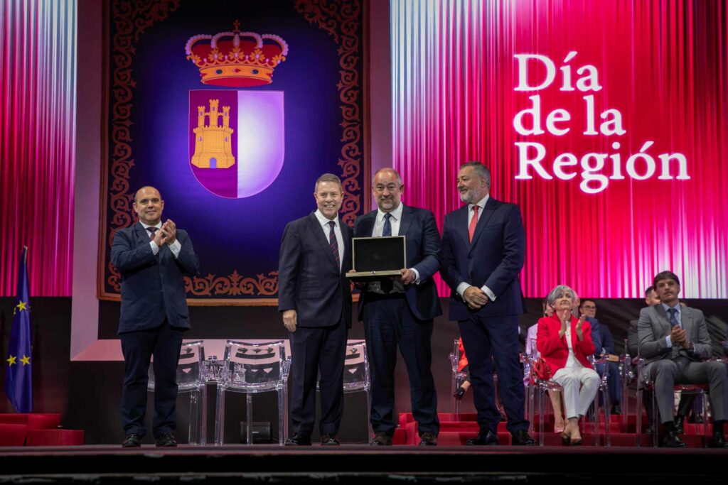 Emiliano García-Page reivindica el papel que las instituciones nacidas del consenso de la Transición tienen en nuestra democracia 66 dia de clm 31 05 2026 076