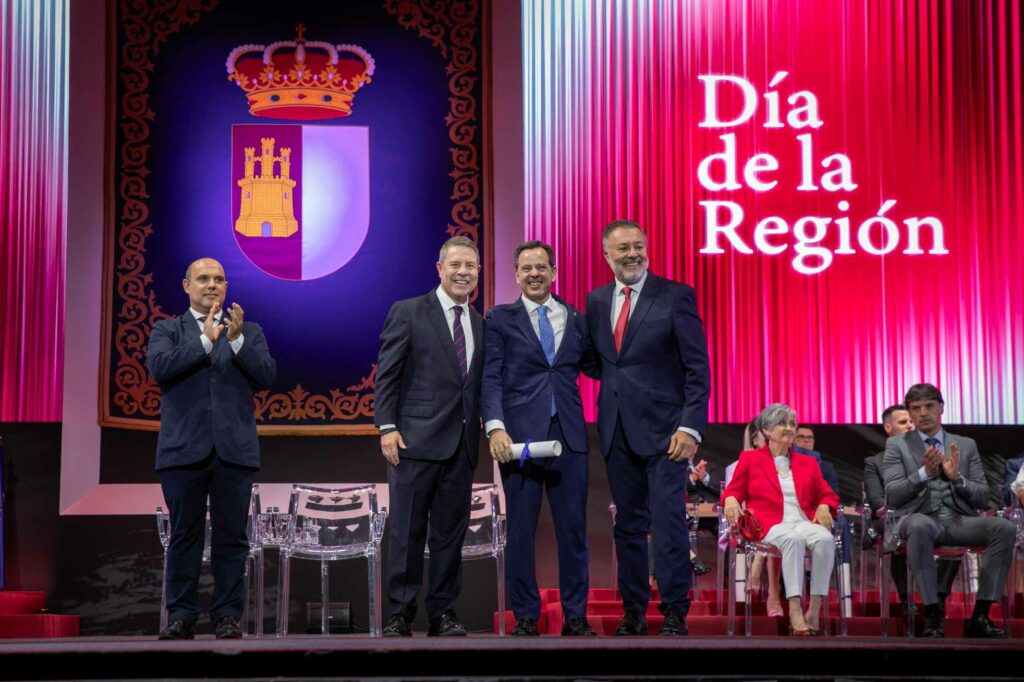 Emiliano García-Page reivindica el papel que las instituciones nacidas del consenso de la Transición tienen en nuestra democracia 63 dia de clm 31 05 2026 079