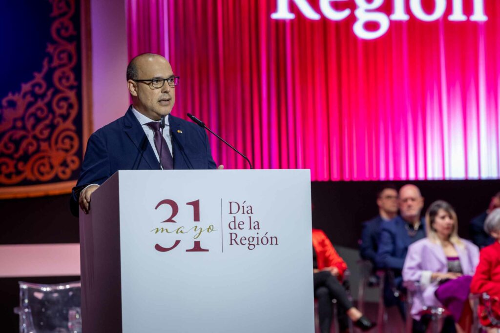 Emiliano García-Page reivindica el papel que las instituciones nacidas del consenso de la Transición tienen en nuestra democracia 59 dia de clm 31 05 2026 083