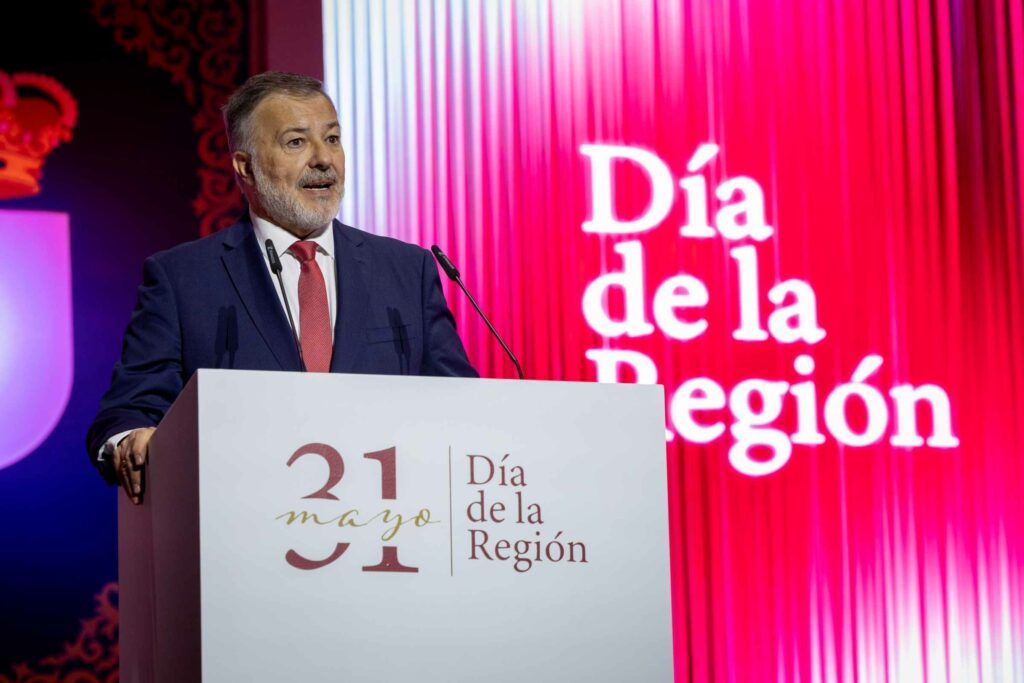 Emiliano García-Page reivindica el papel que las instituciones nacidas del consenso de la Transición tienen en nuestra democracia 56 dia de clm 31 05 2026 086