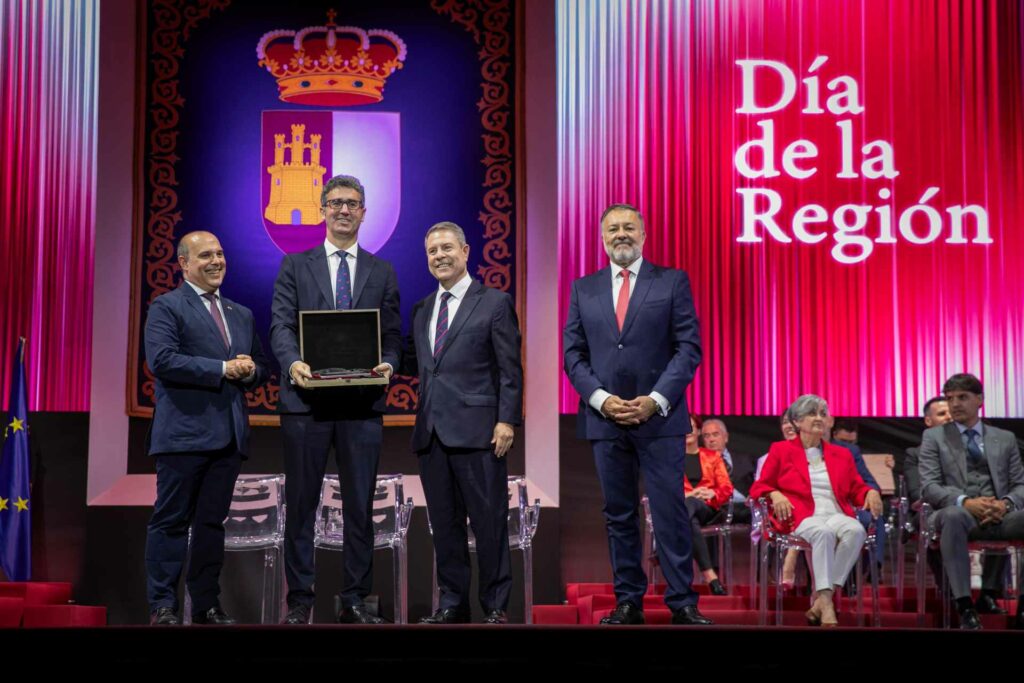 Emiliano García-Page reivindica el papel que las instituciones nacidas del consenso de la Transición tienen en nuestra democracia 44 dia de clm 31 05 2026 098