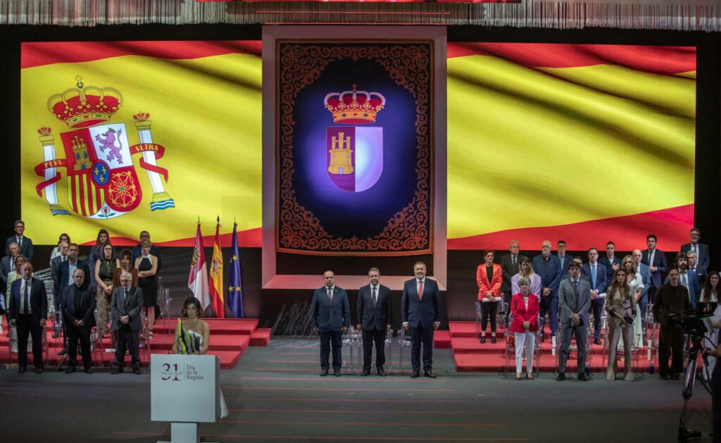 Emiliano García-Page reivindica el papel que las instituciones nacidas del consenso de la Transición tienen en nuestra democracia 9 dia de clm 31 05 2026 133