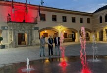 El Ayuntamiento de Villacañas se ilumina de color rojo para conmemorar el Día Mundial de la Cruz Roja y de la Media Luna Roja El Ayuntamiento de Villacañas se ilumina de color rojo para conmemorar el Día Mundial de la Cruz Roja y de la Media Luna Roja