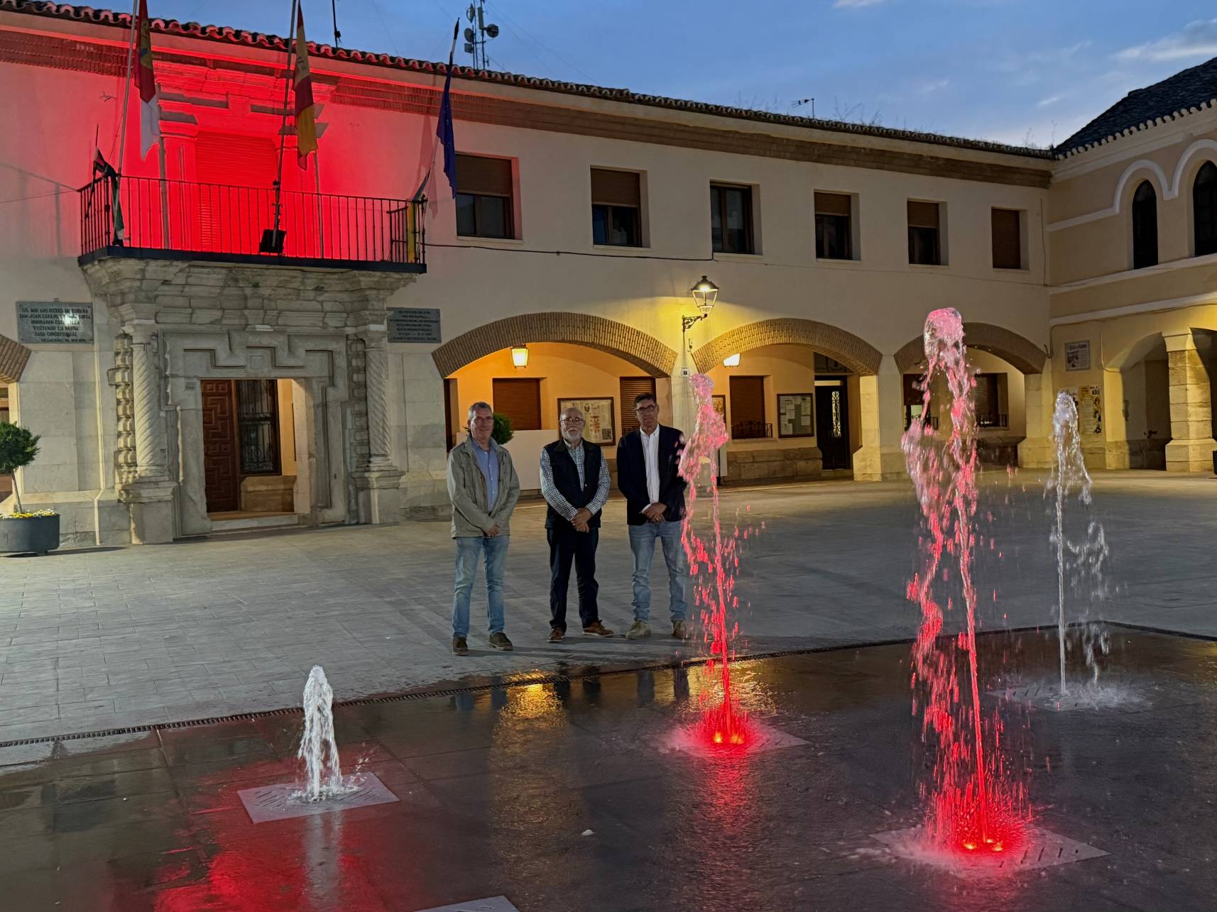 El Ayuntamiento de Villacañas se ilumina de color rojo para conmemorar el Día Mundial de la Cruz Roja y de la Media Luna Roja