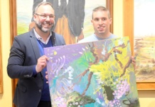El autor del cuadro “Ramas y uvas”, ganador del premio en el I Certamen Cultural Inclusivo AFAS, hace entrega de la obra al alcalde El autor del cuadro “Ramas y uvas”, ganador del premio patrocinado por el Ayuntamiento en el I Certamen Cultural Inclusivo AFAS, hace entrega de la obra al alcalde
