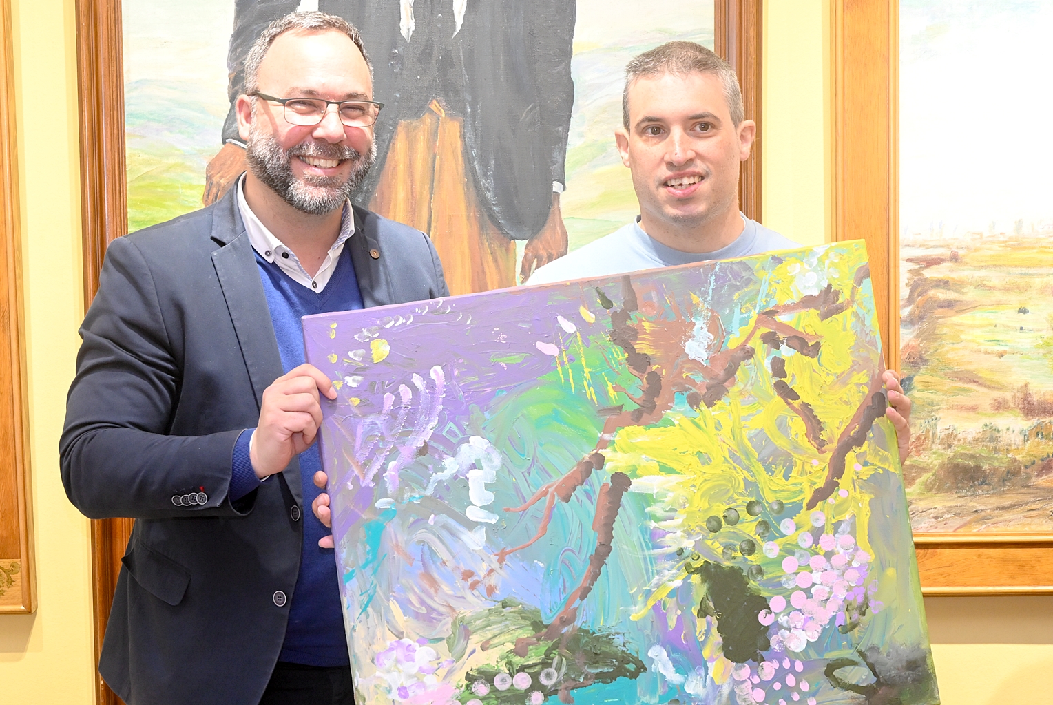 El autor del cuadro “Ramas y uvas”, ganador del premio patrocinado por el Ayuntamiento en el I Certamen Cultural Inclusivo AFAS, hace entrega de la obra al alcalde