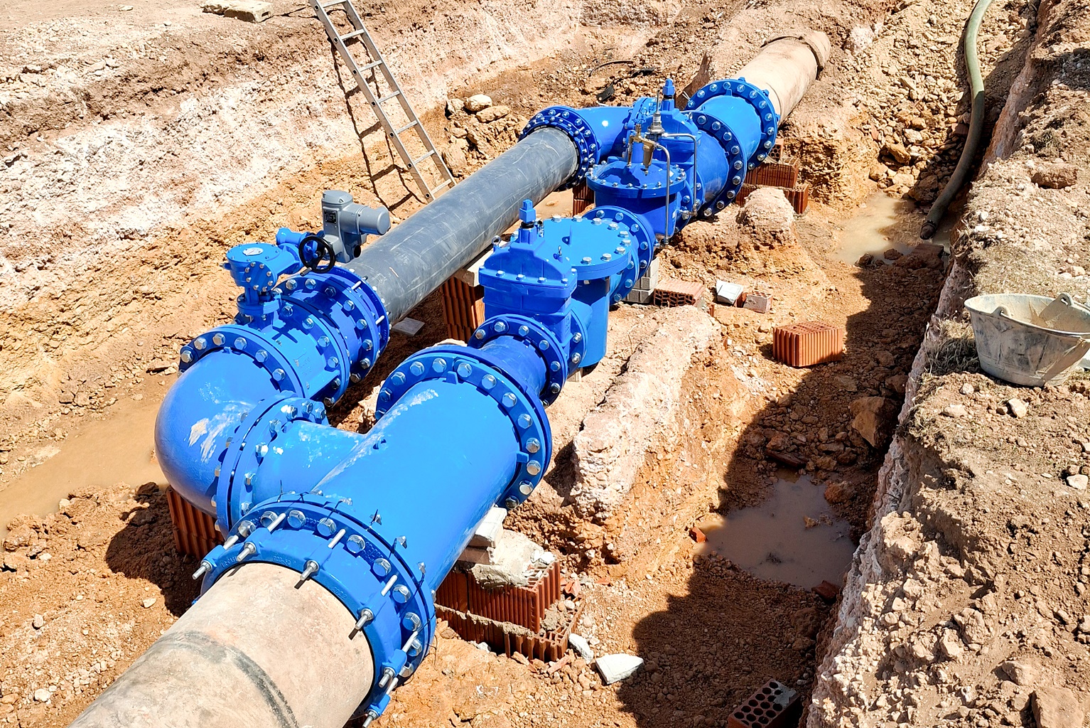El Ayuntamiento de Tomelloso y Aqualia culminan la compleja instalación de la nueva válvula inteligente de regulación de presión en el marco del PERTE ‘Real Water’ 2 El Ayuntamiento y Aqualia culminan la compleja instalación de la nueva válvula inteligente de regulación de presión en el marco del PERTE ‘Real Water’