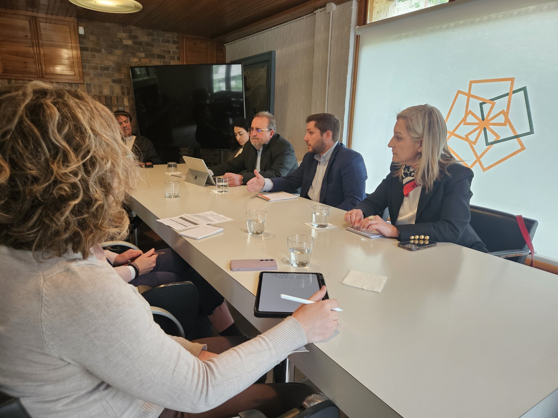 El Gobierno regional comparte con el Colegio de Arquitectos la nueva Agenda por la Vivienda