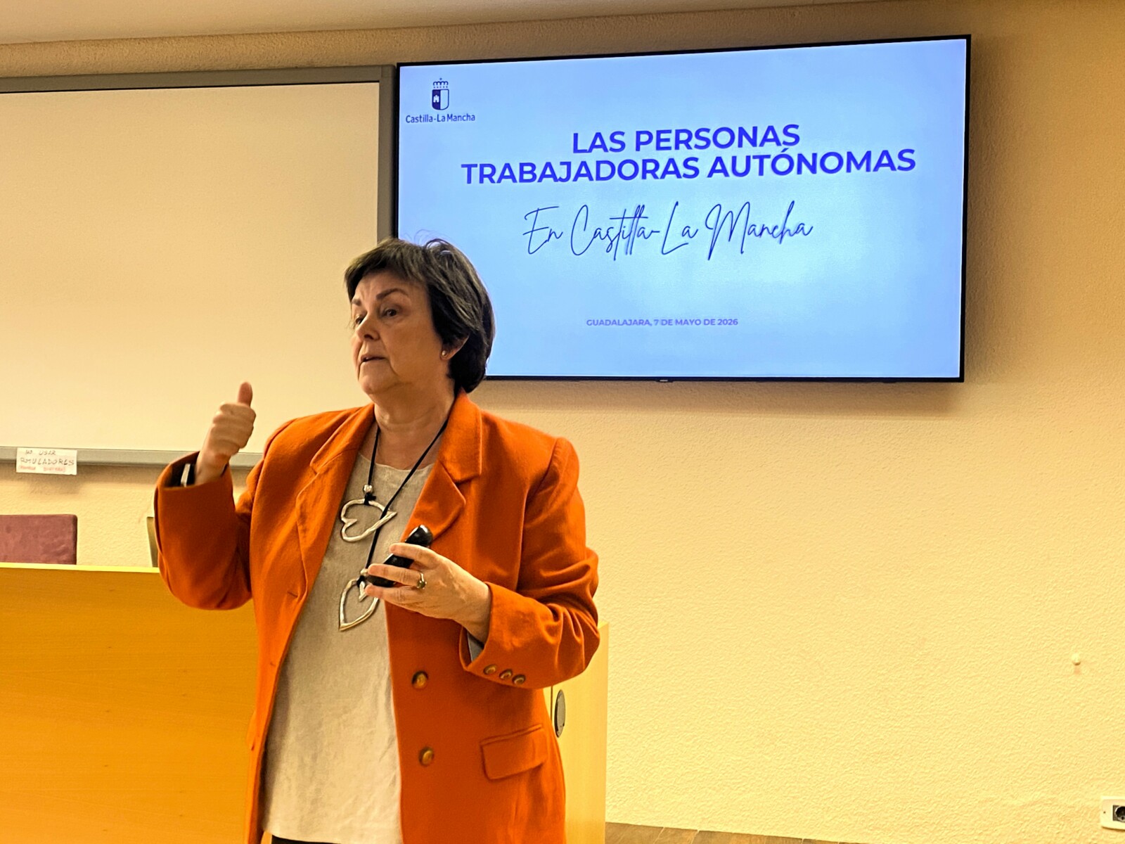 CLM reúne a más de 40 personas autónomas y gestorías de Guadalajara para presentar las ayudas y líneas estratégicas de apoyo al emprendimiento 2 El Gobierno regional reúne a más de 40 personas autónomas y gestorías de Guadalajara para presentar las ayudas y líneas estratégicas de apoyo al emprendimiento