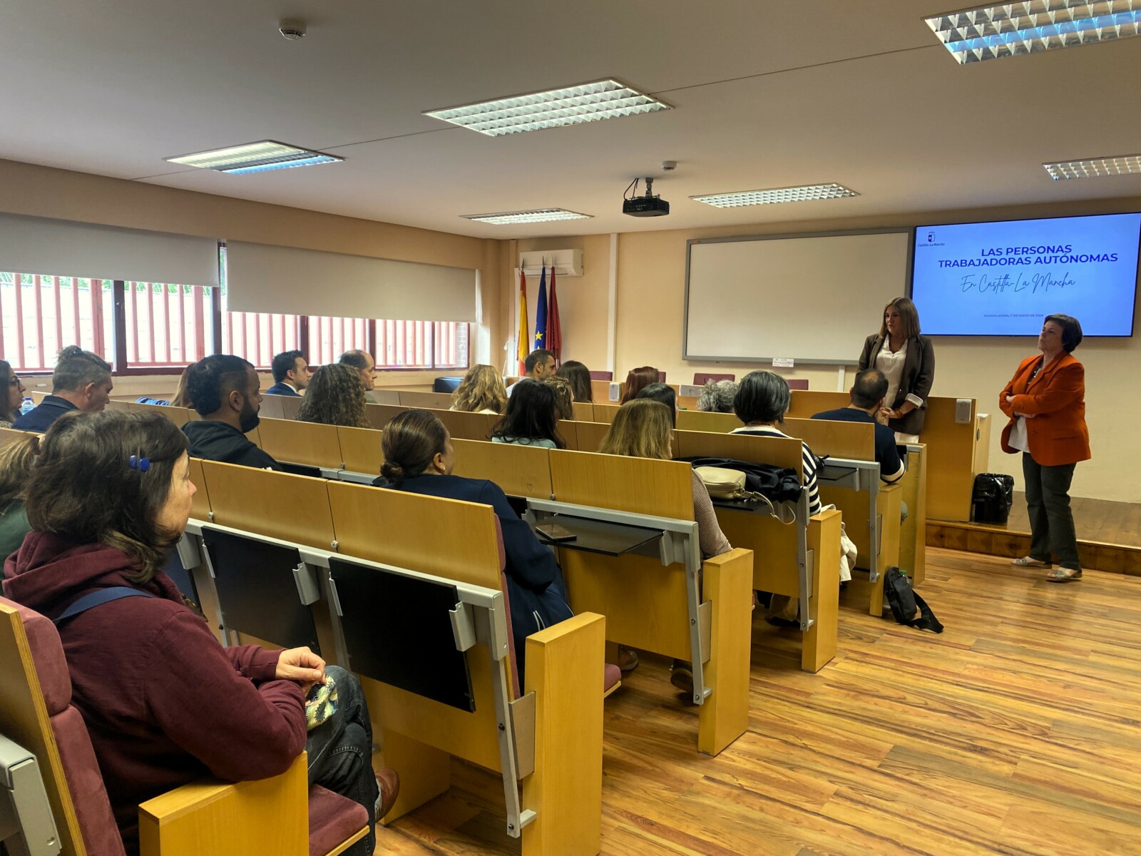 CLM reúne a más de 40 personas autónomas y gestorías de Guadalajara para presentar las ayudas y líneas estratégicas de apoyo al emprendimiento 1 El Gobierno regional reúne a más de 40 personas autónomas y gestorías de Guadalajara para presentar las ayudas y líneas estratégicas de apoyo al emprendimiento