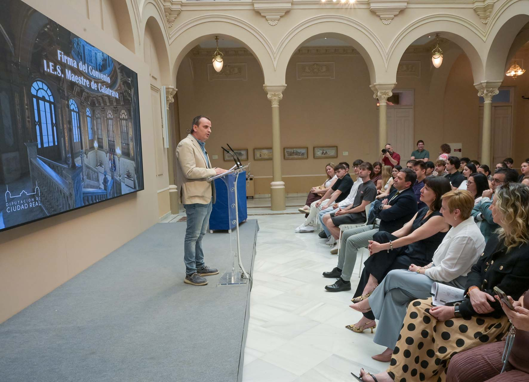 FENAVIN se estudiará en el ciclo de Comercio Internacional que se imparte en el IES Maestre de Calatrava de Ciudad Real 7 FENAVIN se estudiará en el ciclo de Comercio Internacional que se imparte en el IES Maestre de Calatrava de Ciudad Real
