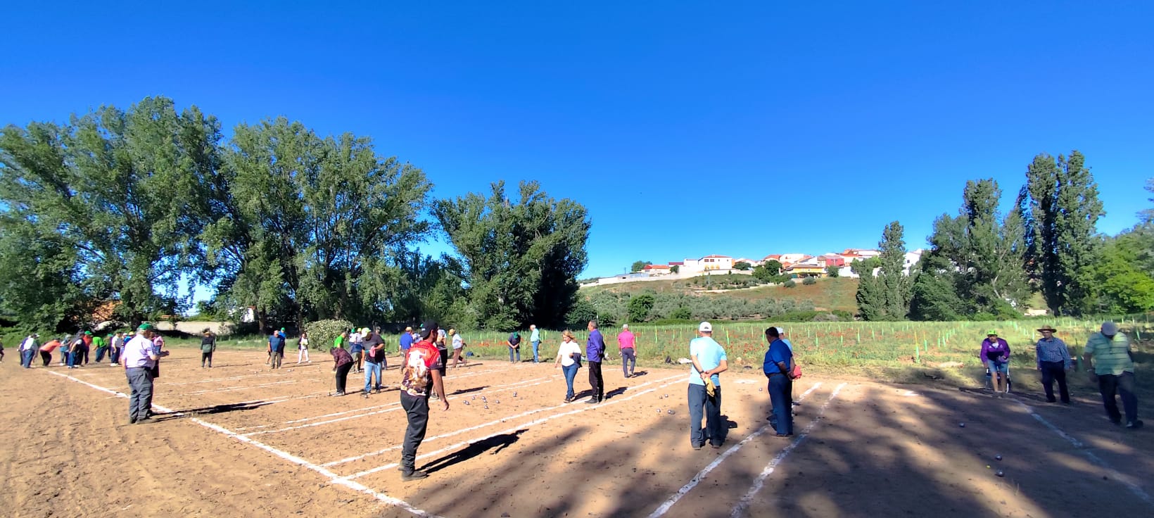 Cientos de personas jubiladas del Campo de Montiel disfrutan de una jornada festiva en Villanueva de la Fuente