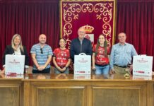 Elena Díaz y Davinia Sobrino reciben el homenaje de Carrión tras el ascenso del Pozuelo a la máxima categoría del balonmano Elena Díaz y Davinia Sobrino reciben el homenaje de Carrión tras el ascenso del Pozuelo a la máxima categoría del balonmano