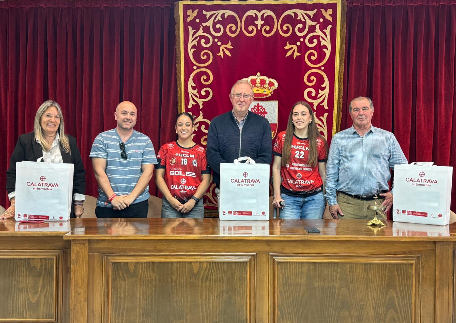 Elena Díaz y Davinia Sobrino reciben el homenaje de Carrión tras el ascenso del Pozuelo a la máxima categoría del balonmano