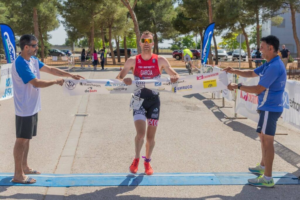 Laura Gallego e Ismael García conquistan el VI Triatlón “Ciudad de Tomelloso” 1 laura gallego ganadora triatlon tomelloso 16