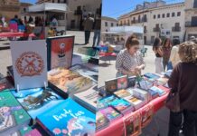 Un sello impulsa las ventas de autores locales en la Feria del Libro de Villarrobledo Un sello impulsa las ventas de autores locales en la Feria del Libro de Villarrobledo
