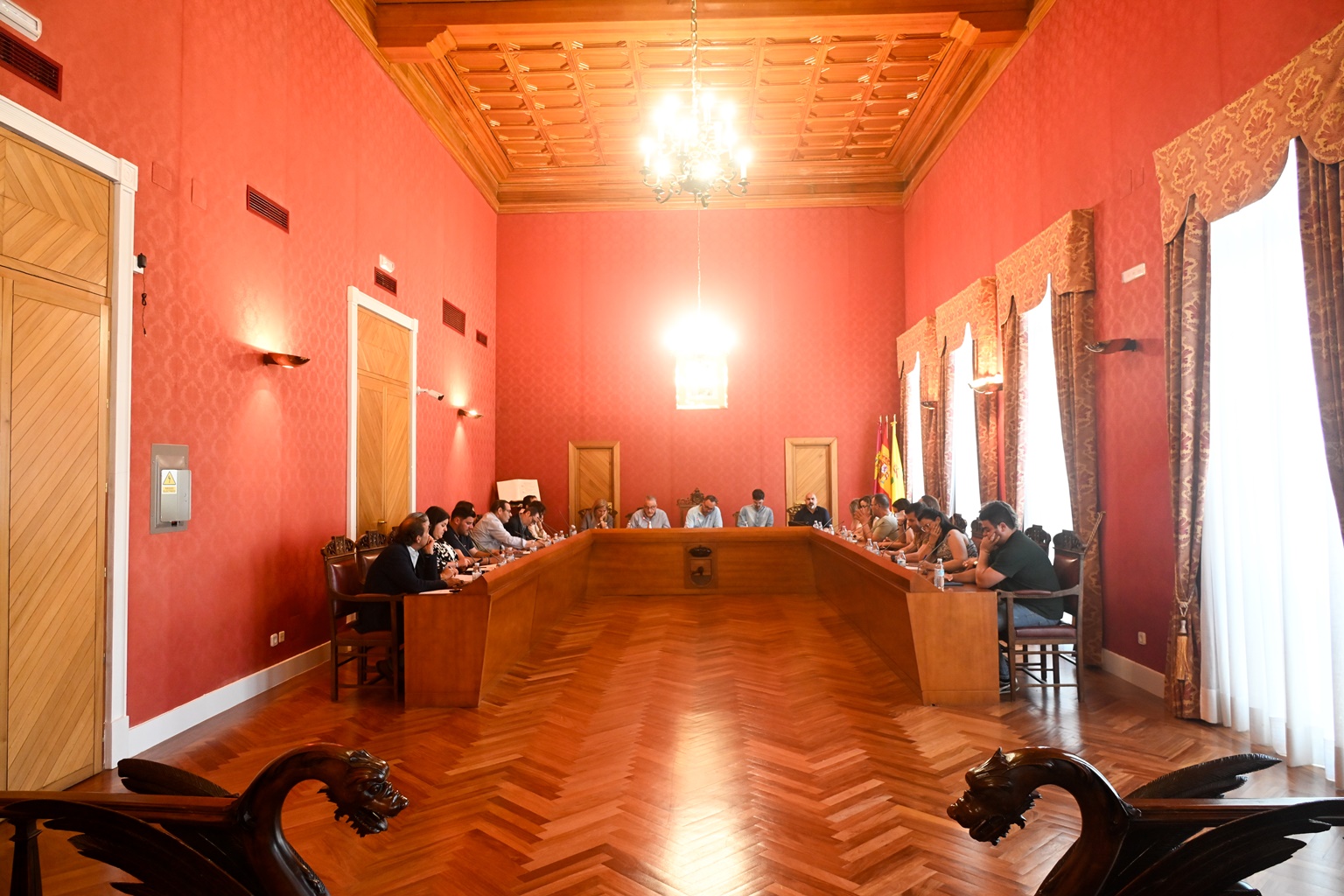 Los grupos municipales ponen de manifiesto en el pleno sus diferencias y puntos de encuentro en torno a la inmigración y la “prioridad nacional”