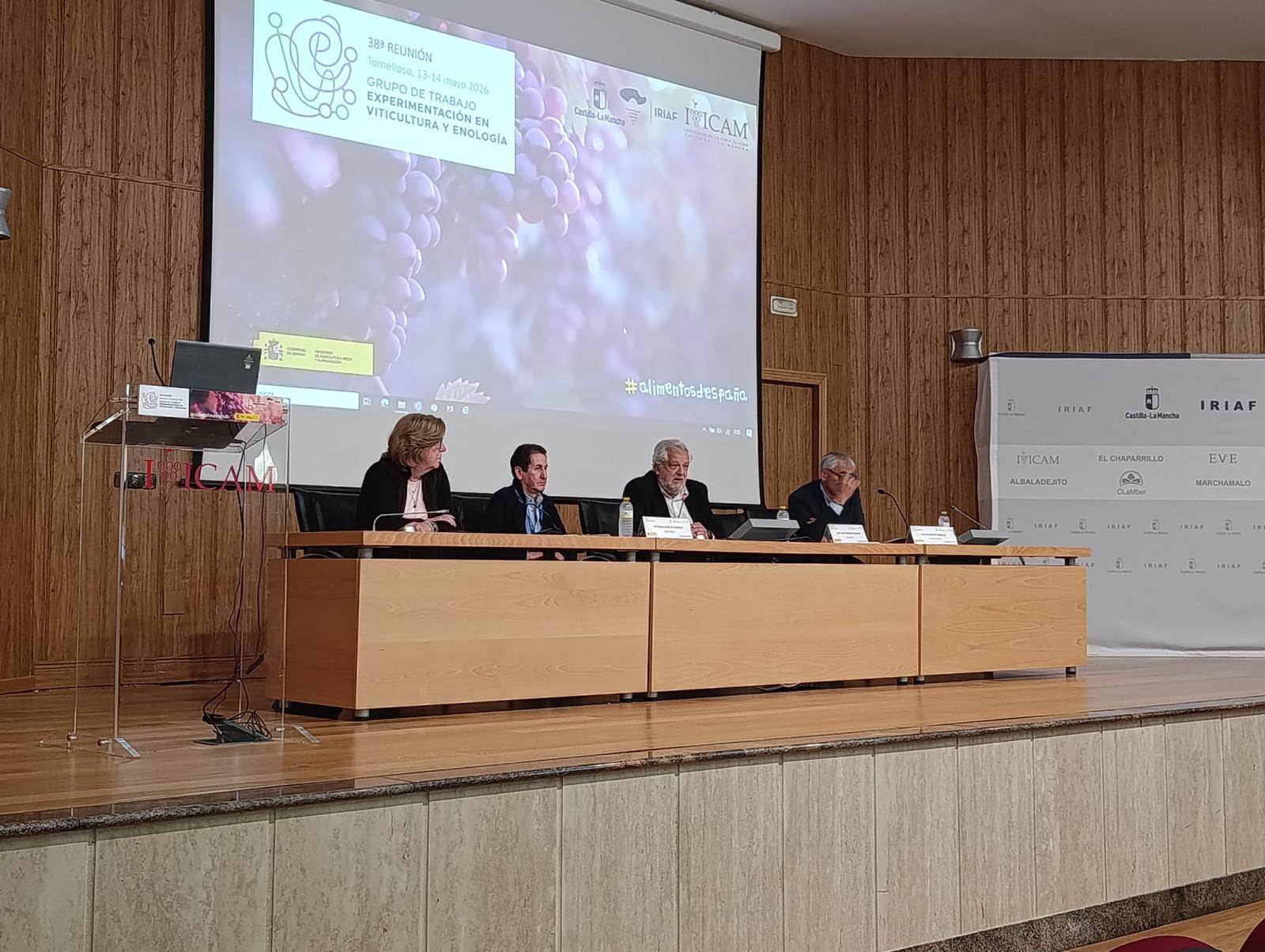 Más de medio centenar de expertos analizan en el IVICAM los avances para adaptar el viñedo al cambio climático y mejorar la calidad del vino 1 Más de medio centenar de expertos analizan en el IVICAM los avances para adaptar el viñedo al cambio climático y mejorar la calidad del vino