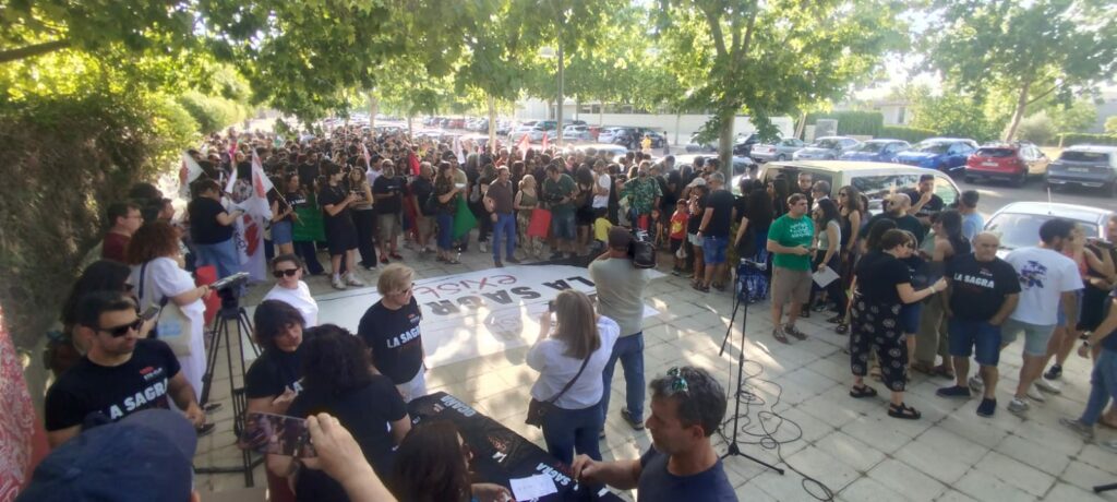 Más de 2.000 docentes y familias se movilizan en Toledo para reclamar medidas urgentes en los centros tensionados de Castilla-La Mancha 2 movilizacionlasagraexiste 2