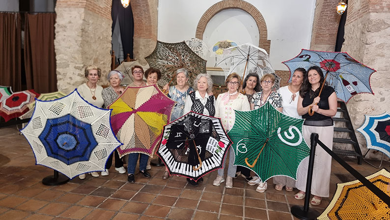 Los creativos paraguas de ganchillo se exponen antes de dar sombra en Valdepeñas