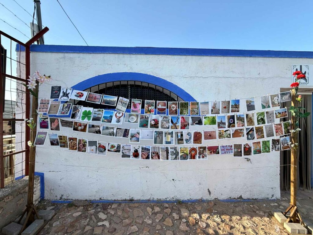 Amigos, música y mucha emoción en la inauguración de la exposición “Puntos de Amistad”, de Nieves Triguero 6 puntosamistad 4
